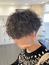 《*どんな服装にも合わせやすいトレンドヘアを*》オシャレを楽しみたい方にも人気なGRANDEURのメンズパーマ