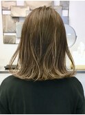 ミディアムヘア毛先パーマことりベージュ黒髪ウォーターフォール