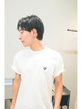 チカシツ(Chikashitsu) メンズカット/センター分け/かき上げ/黒髪