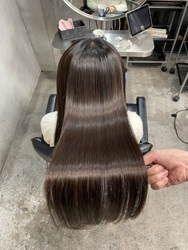 ジーナ 池袋(Zina) 巻かずに目を引く艶髪へ