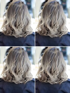 トルネード(TORNADO) 外国人風ボブ ハイライトグラデーション グレージュ 外ハネ