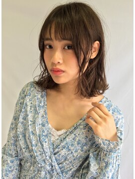 チェルシー 表参道 学生限定　耳前の毛束がポイントな「透け感パーマ」