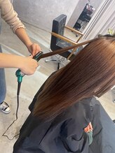 【酸熱トリートメント】トリートメント成分を髪に定着させるためにストレートアイロンを使用します。