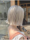 ホワイトベージュ+ぱっつんボブ