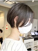 大人ショートボブ 長め 前髪なし カーキグレージュ