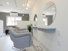 白を基調とした清潔感のある空間。