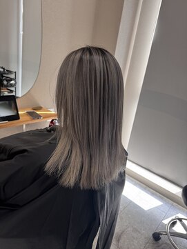 シカ 神戸三宮元町店(Cica) ハイトーン シルバー デザイン バレイヤージュ 三宮 ブリーチ