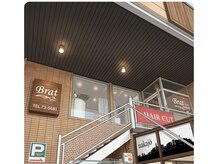 ヘアー ブラット(hair Brat)の雰囲気(階段をのぼって、2階がお店入り口になります☆)