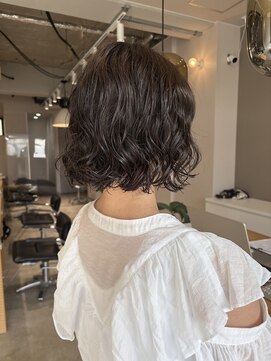 ニア(nir.) 20代30代40代小顔ひし形くびれミディアムショート