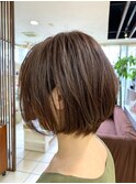 大人女子ひし形前下がりボブ　耳かけスタイル　アッシュベージュ