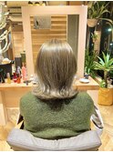 カーキベージュ