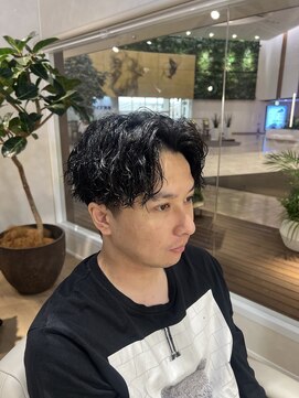 ウノプリールヴァモス(unopulir Vamos) ツイストスパイラル刈り上げセンターパートメンズヘア