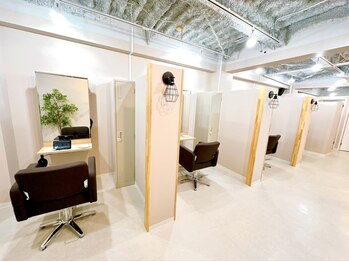 kamie 元町【カミエ】の写真/【マンツーマン】×【落ち着いた半個室空間】でリラックス！周りを気にせず寛げます☆