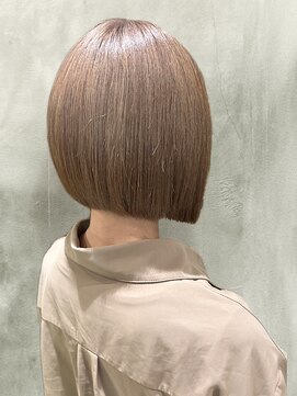 ラックスビー オオサカ 梅田茶屋町店(LUXBE OSAKA) 前下がり切りっぱなしボブミルクティーベージュ