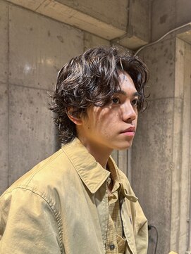 キュー(Cue_) 無造作カーリーパーマのセンターパートスタイル　1【影山】