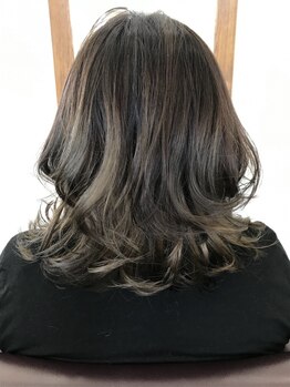 cheriの写真/脱・白髪染めで若々しい印象に◎人気の白髪ぼかし・ハイライトで、伸びても気にならない大人透明感カラー♪