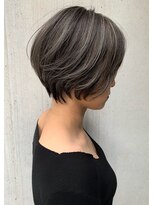 トルネード(TORNADO) ハイライトグレージュ前下がりショート