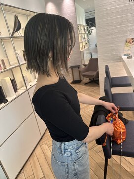 ステア ケース(stair case) 地毛残しハイライト　ぱっつんボブ　切りっぱなし