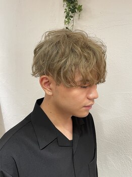 男性特有の悩みや要望をヒアリングし、1人1人の骨格や髪質を見極めカット◎忙しい朝のスタイリングも楽に！