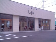 フォージン(forjin)の雰囲気（駐車場は広くて、楽に駐車できます。）