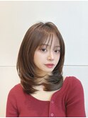 鎖骨下ミディアムレイヤー・アッシュベージュ