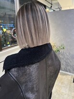 メリー オオサカ(Merly Osaka)&nbsp;後ろ姿かわいすぎ！切りっぱバレイヤージュ_smoky greige_