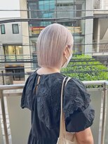 切りっぱなしボブ　2ブリーチカラー ホワイト　ホワイトベージュ