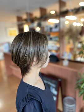 スタジオフィット(STUDIO FITTO) ・白髪ぼかし可、ハイライトカラーショートボブ・