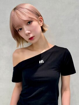 艶ピンクが映えるタイトミニショート