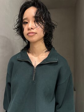 オーセン(Authen.) 黒髪無造作パーマミディアム