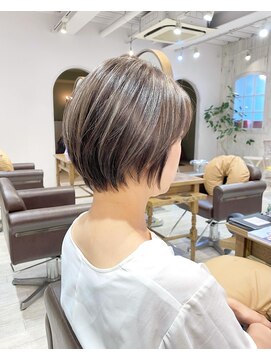 レイラバイアフロート 吉祥寺(Lila by afloat) ショートボブ/白髪ぼかしハイライト/ひし形ショートショートヘア
