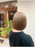 20代30代大人かわいいツヤ感前下がりハイトーンミニボブ