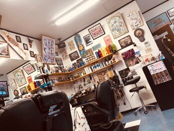 バーバーショップ エイチツー(BARBERSHOP H2)の写真/オーナーこだわりの小物が揃うアメリカンビンテージ溢れる店内。髪も心も“カッコイイ”を追求した空間です