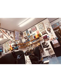 オーナーこだわりの小物が揃うアメリカンビンテージ溢れる店内。髪も心も“カッコイイ”を追求した空間です