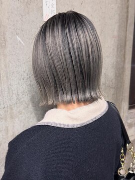 アジリ(agili) バレイヤージュ/シルバー/エアリーボブ/白髪ぼかし/アッシュ