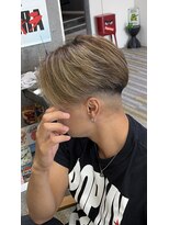 アフューズバイストゥー(Vfuse by StueW)&nbsp;センターパート×スキンフェード×ブラウンハイライト
