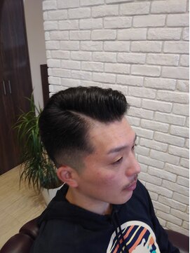 髪トモ ハタナカ ミディアムフェードバーバースタイル