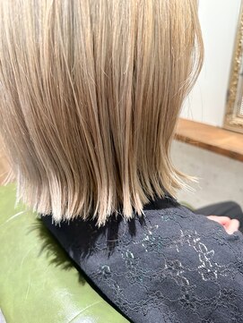 ムーン(moon) #グレージュカラー #シルキーベージュ #斜めバング