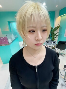 ユー イケブクロ(u Ikebukuro) ホワイトブロンド/ショートウルフ/ダブルカラー/ブリーチ