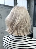 ホワイトブロンド・レイヤーボブ