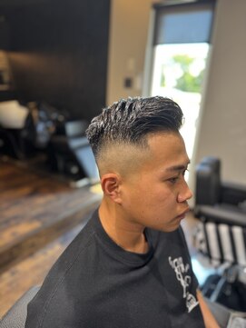 理髪店 刈 七、三スキンフェード