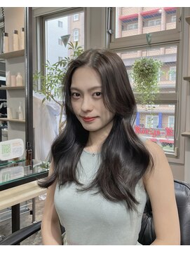 ミュージアム(MUSEUM) ゆる巻きローレイヤー×暗めオリーブグレージュ