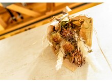 待合には可愛らしいベンチがお出迎え。