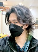 センターパート ソフトスパイラルパーマ 襟足グリーンカラー