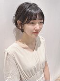 大人かわいい黒髪耳かけ丸みショートボブサイドバング