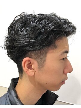 リトルクイニー(LittleQueenie) サイドパート・アップバンク・メンズパーマスタイル