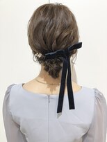コトナ(kotona) 【お呼ばれヘア低めシニヨン】タイトシニヨンカチモリ推し活ヘア