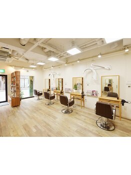 マンツーマンサロンならではのお客様目線に沿ったカウンセリングと施術でお客様のなりたいイメージを叶える