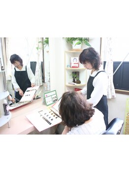 髪を傷めず、いつまでも健やかに◇ヘナカラーでしっかりとした艶とコシのある髪に！トリートメント効果も◎