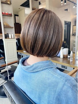 ザシー オモテサンドウ(The C) 20代30代40代ナチュラル大人可愛い前下がりショートボブスタイル